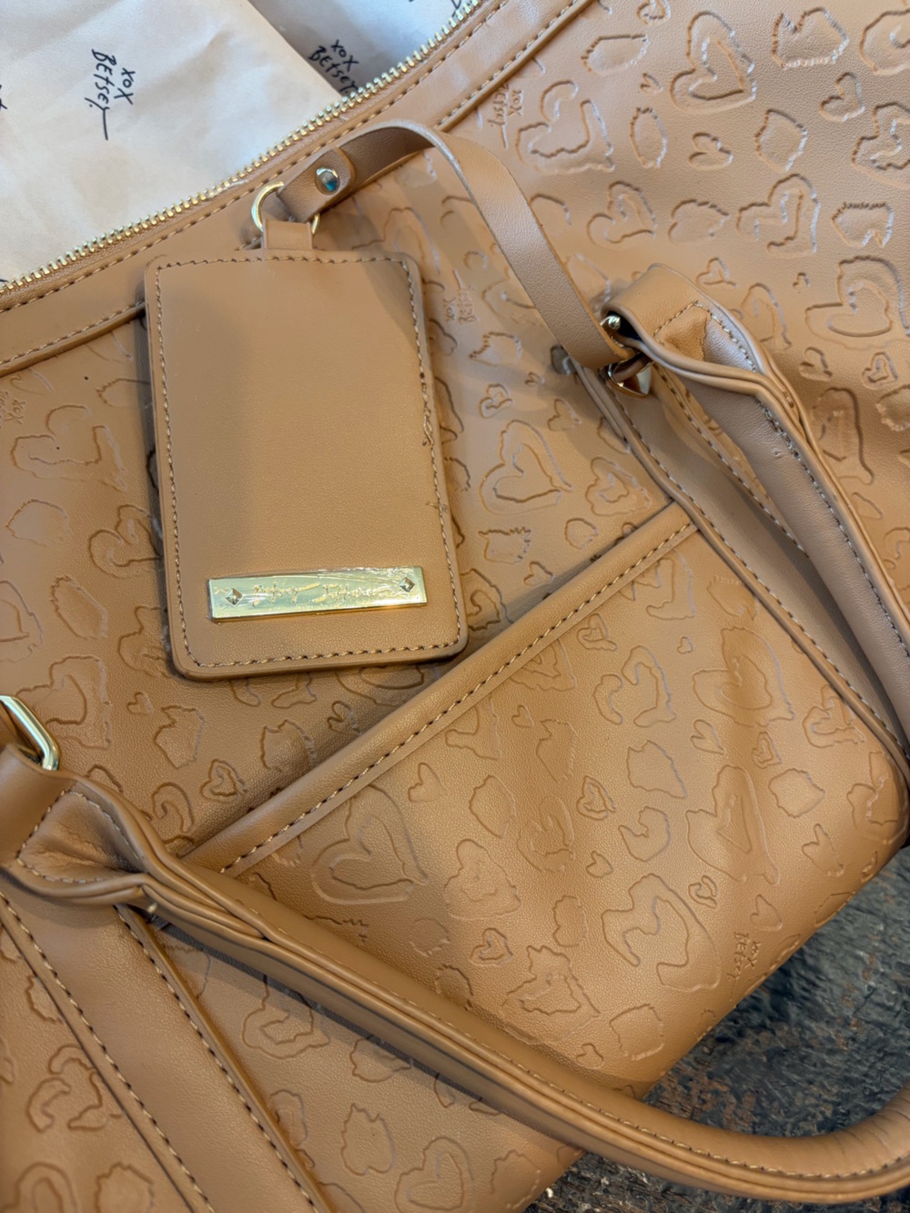 Betsey Johnson Tan Hearts Travel Weekender Duffel- like new - Picture 5 of 13